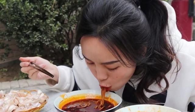 西安这家面馆,饸饹面5块钱一碗,吃完8碗不要钱,美女挑战成功