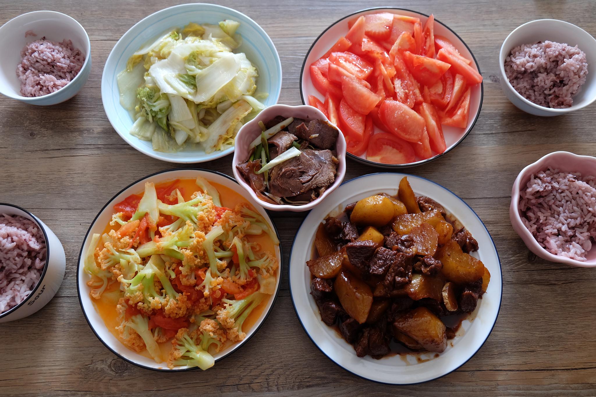 晒晒四口人的家常饭菜,简单却不简陋,有荤有素吃着舒服