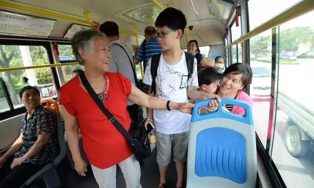 公车上小孩主动让座忘拿书包老人一把摔地上乘客不如不让