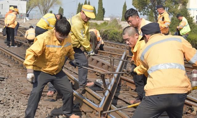安徽阜阳铁路养护者见缝插针施工忙
