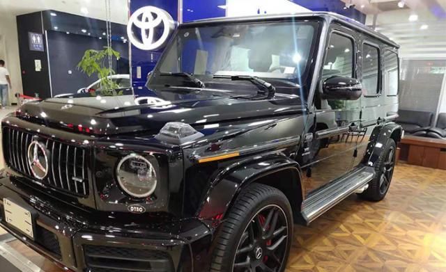 外观为19款奔驰g63采用了明亮的黑色车身涂装,视觉上受到强烈冲击,有
