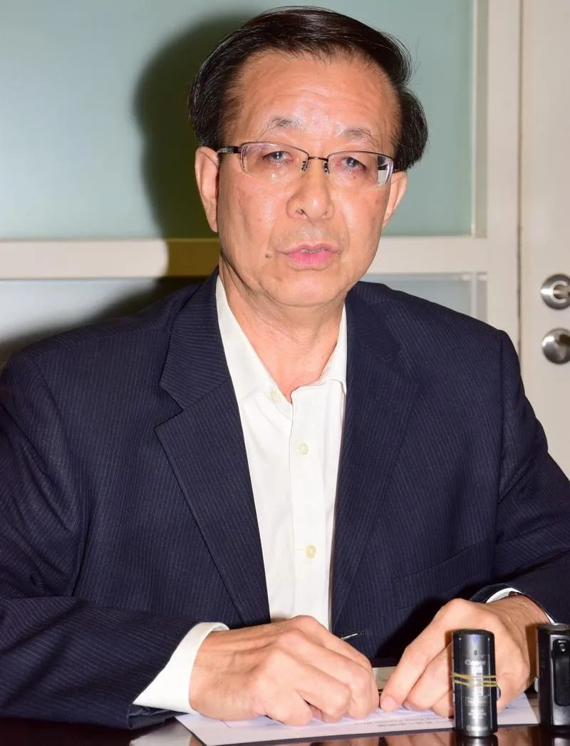 前tvb"拆弹专家"被单车撞倒入院:额头挂彩缝四针|曾醒|曾醒明|额头