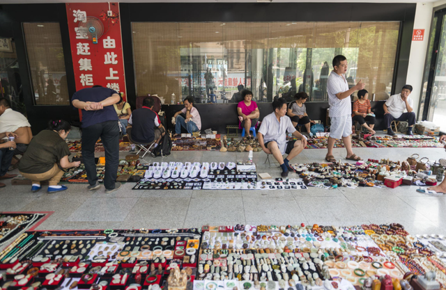“地摊经济”刚开放没多久,为什么被紧急叫停?背后原因不容忽视|地摊|摆摊|经济_新浪新闻