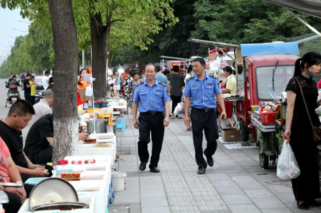 “地摊经济”刚开放没多久,为什么被紧急叫停?背后原因不容忽视|地摊|摆摊|经济_新浪新闻