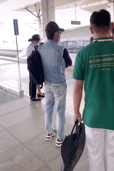 这真是陈道明?自己背着包去坐火车 你看他打扮得像不像小鲜肉