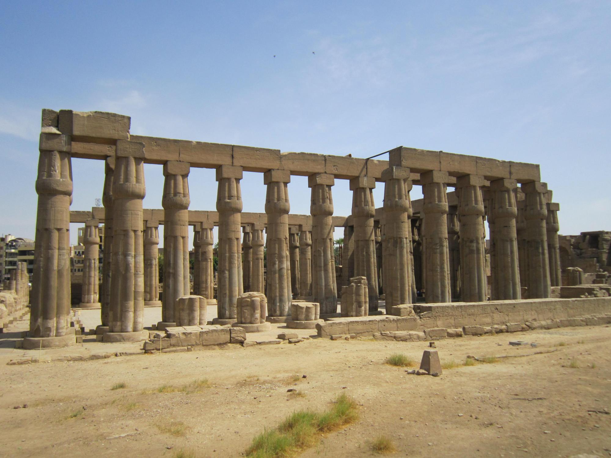 卢克索神庙是埃及的景点,在传说中,它的庙门上曾经有一盏长明灯