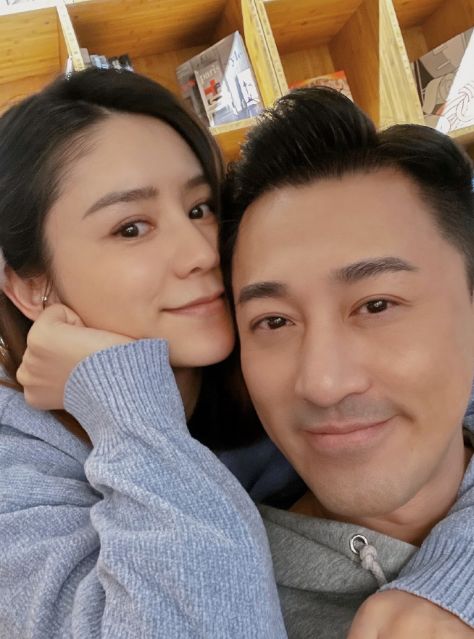 林峯老婆张馨月晒游客照手背青筋凸起明显产女五个月瘦回巅峰