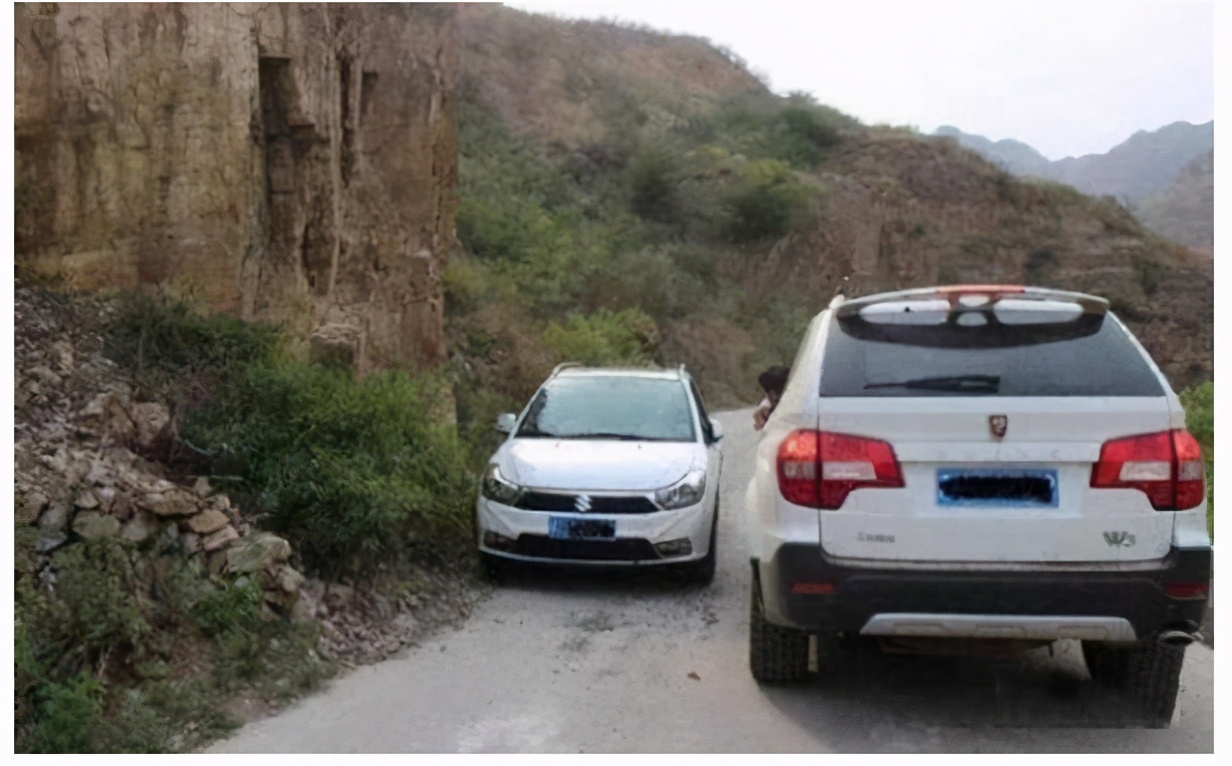 窄路上会车怎么做?驾校都没学过,这几点需要注意