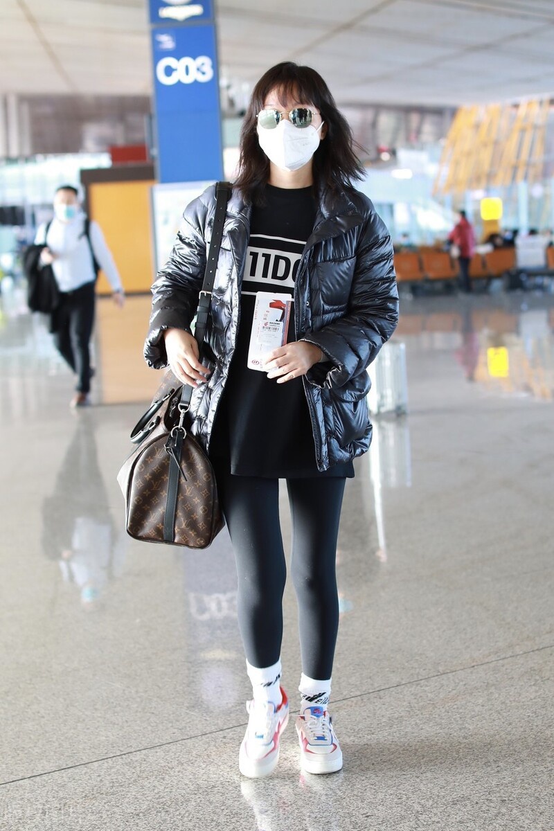 闫妮穿黑色闪光羽绒服现身机场面戴墨镜超有气质