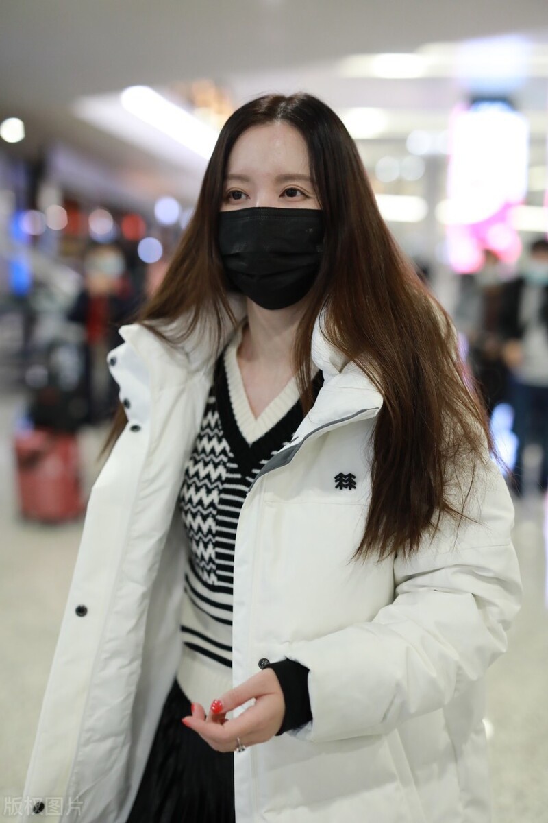张萌穿长款羽绒服搭配仙鹤裙现身机场长发飘飘女神范