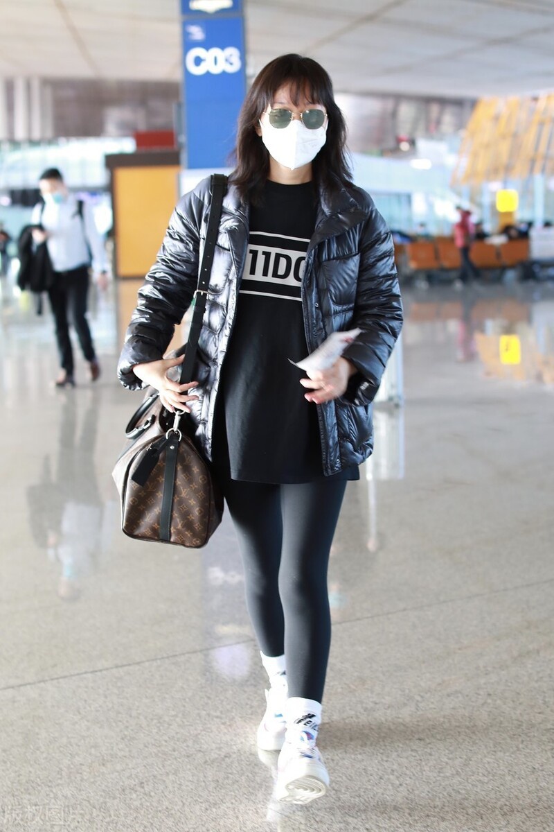 闫妮穿黑色闪光羽绒服现身机场面戴墨镜超有气质