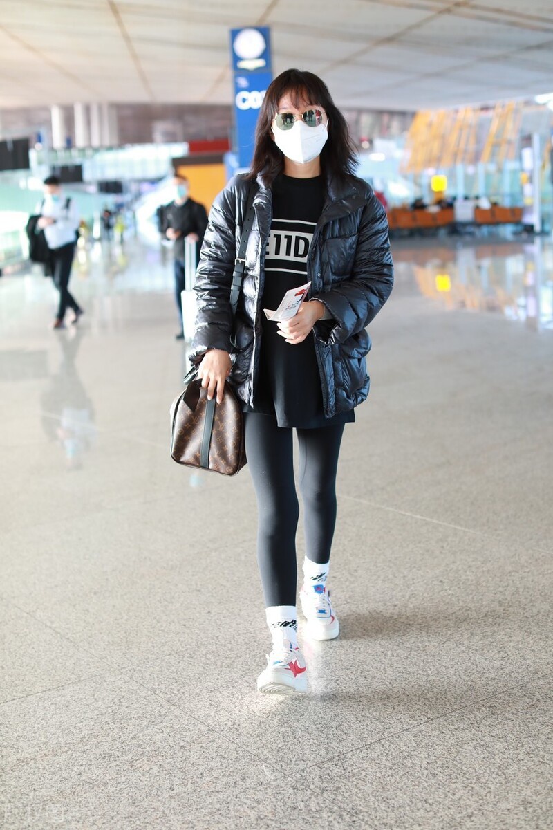 闫妮穿黑色闪光羽绒服现身机场面戴墨镜超有气质