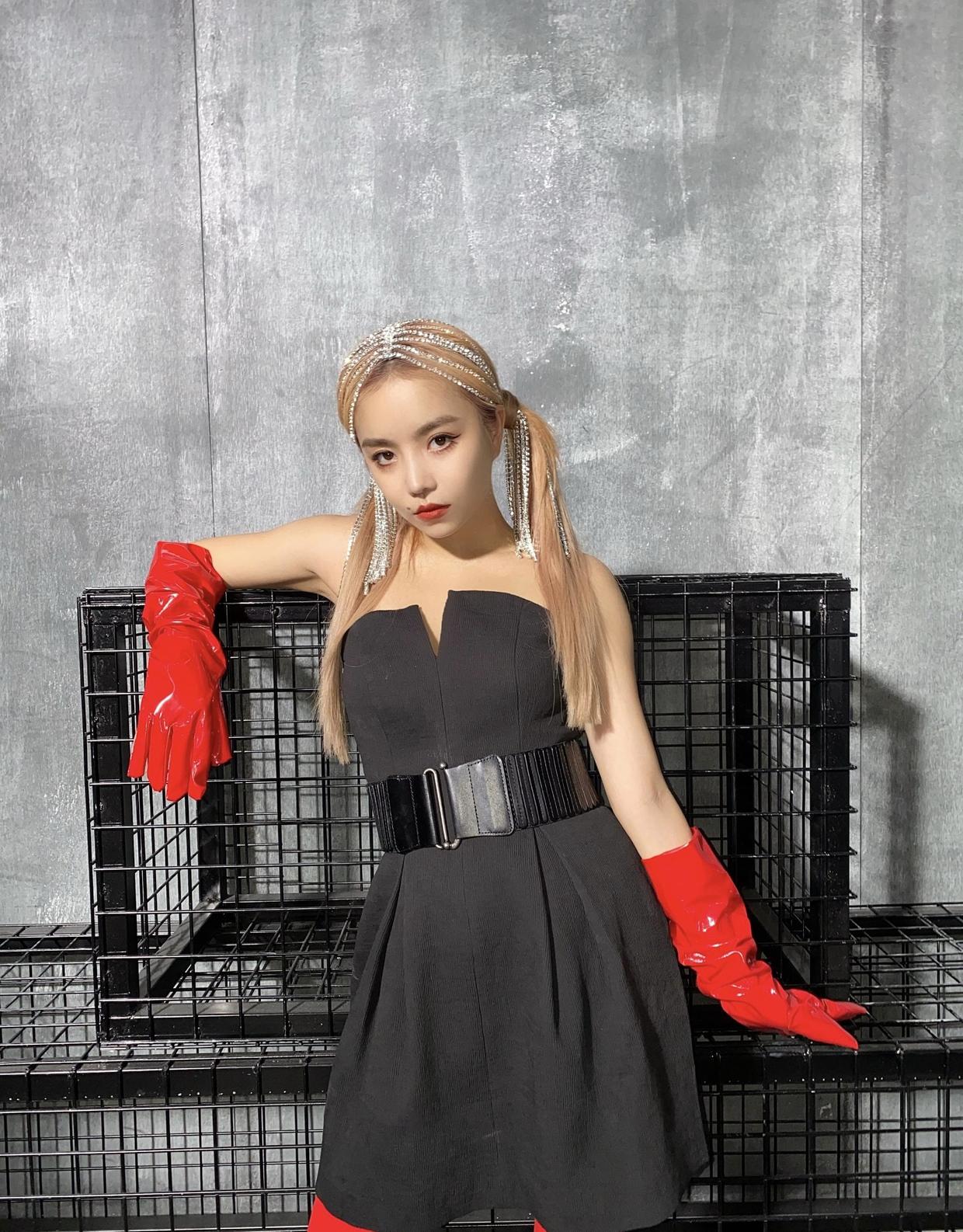 让胸部显得格外饱满,这对于喜欢走性感路线的小姐姐来说会是很不错的