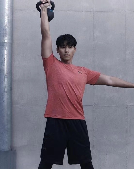原本宽松的运动t恤,穿在玄彬健硕的身材上,也被穿出了紧身的感觉,袖子