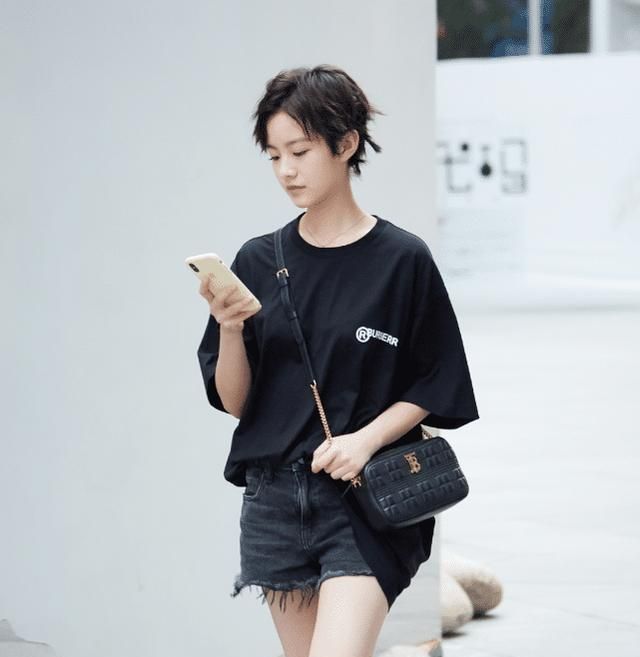 李庚希不吸烟之后成了腿精当她穿上了这款牛仔短裤