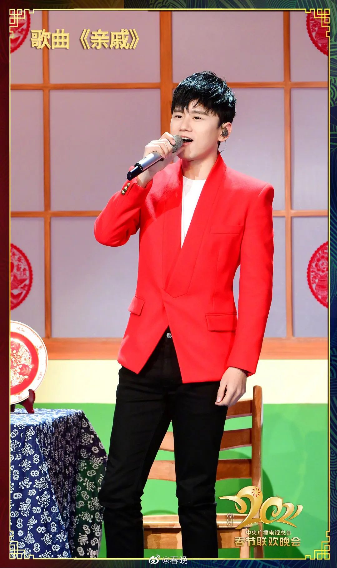 《给我你的爱》,16年独唱《发光时代》,17年和毛阿敏合唱《满城烟花》