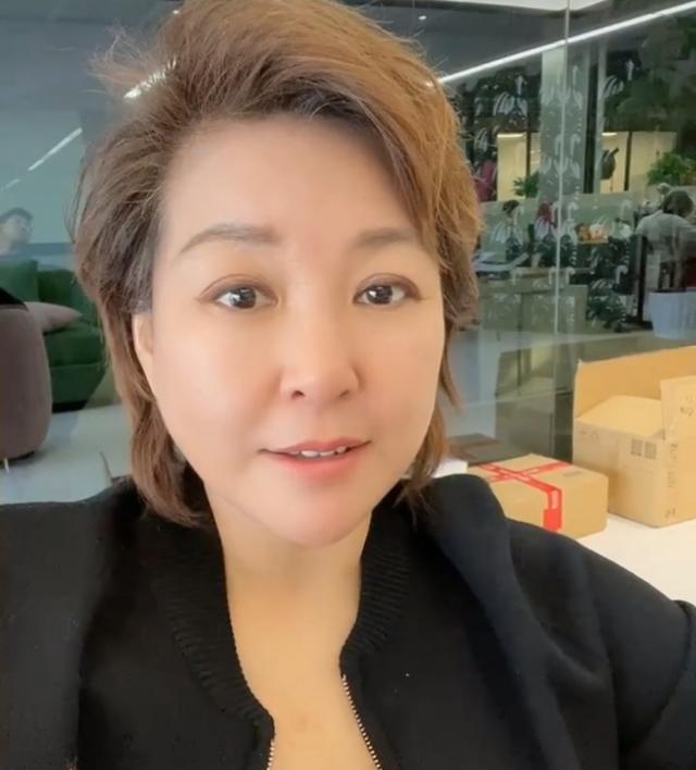 主持人李静发红包,厚厚一沓单手都拿不住!离开央视现身价得上亿