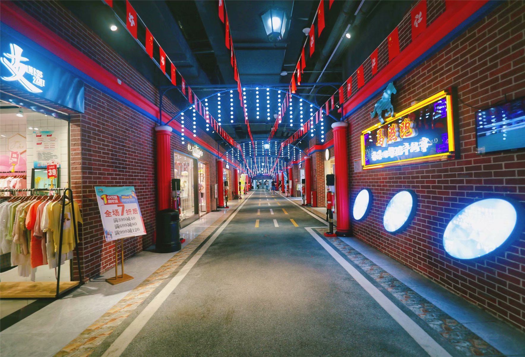 古城潭州"为主旨,别出心裁地打造了一座微缩版的"古都",囊括妙音坊,车