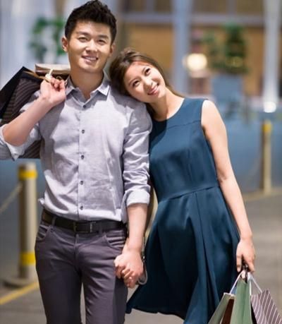 亲妹妹在大街上挽着已婚的亲哥哥胳膊逛街是件很丢人的事情吗