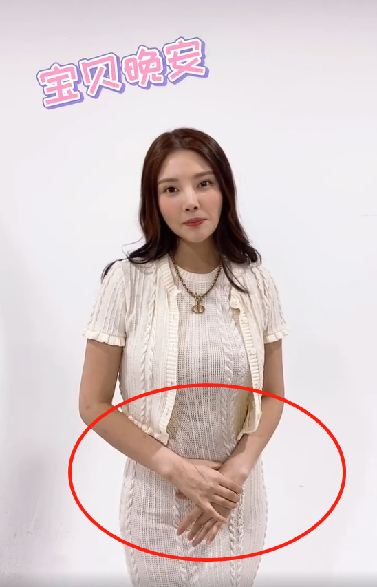 107斤徐冬冬一次吃两碗面穿紧身衣勒出小腹肉双手交叉挡不住