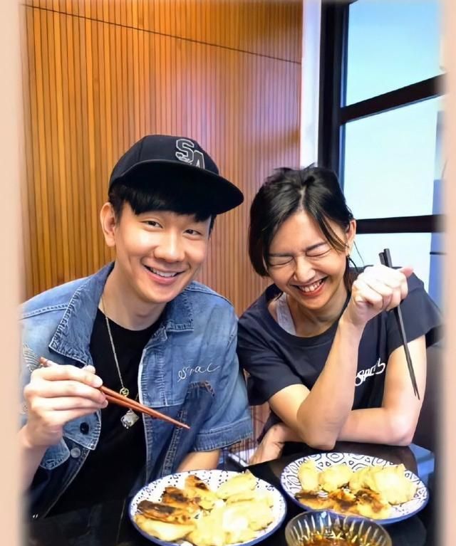 孙燕姿吐槽林俊杰包饺子你去唱歌吧这饺子皮真的是太厚了