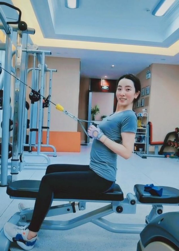 央视主持人李思思晒健身照,穿紧身衣秀蚂蚁腰,大长腿似有1米2