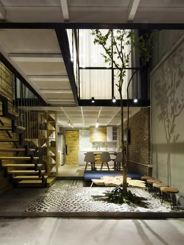 单身小哥的90平别墅,天井式客厅,玄关用来停车,年轻就是任性