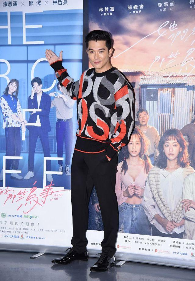 陈意涵穿白色衣服清新高贵和邱泽一起摆造型太有情侣范了