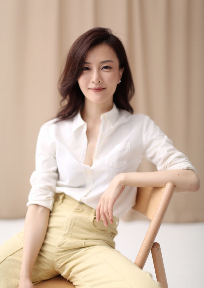 43岁刘孜穿廓形西服秀身材过新年不胖反而瘦身曾哭诉没戏拍