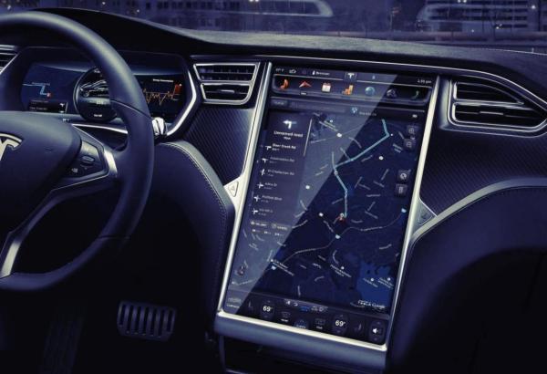 评论：汽车正在演变为有着四个轮子的手机