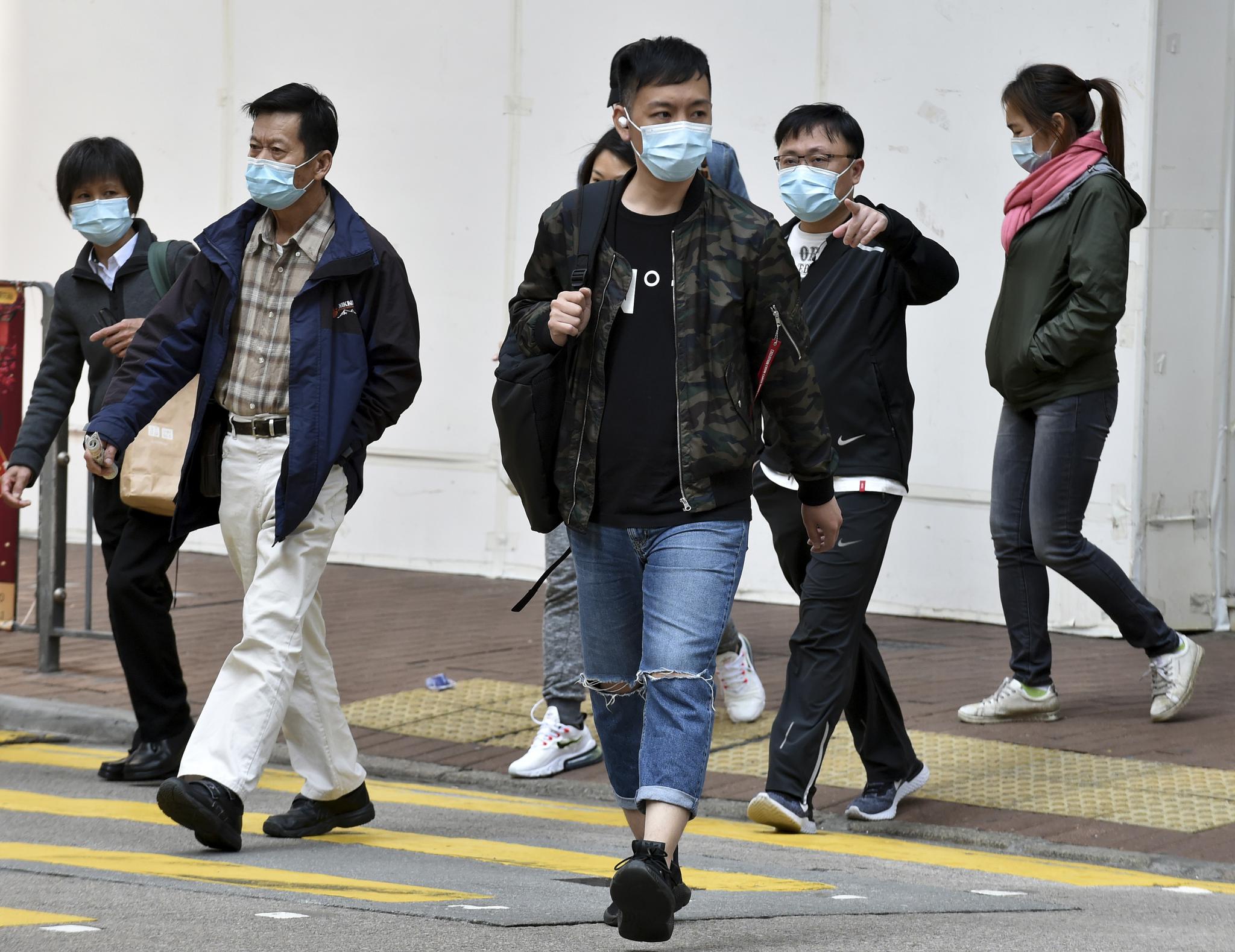 香港市民佩戴口罩出行(2月17日摄).新华社记者 卢炳辉 摄