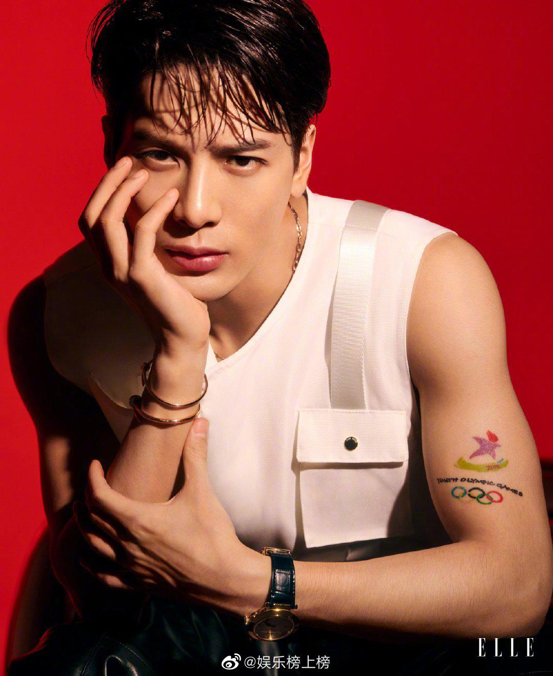 王嘉尔最新大片,解锁猛男爱用拍照姿势——托腮,又奶又欲