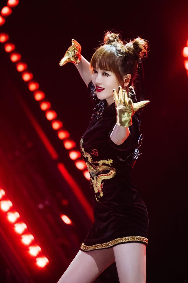 浪姐2左小青被淘汰穿旗袍跳舞甜美娇俏43岁状态不输小花