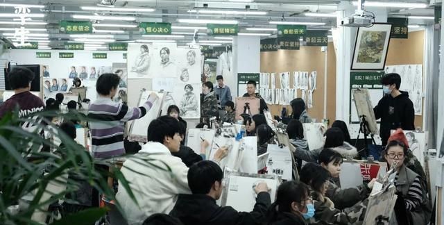 看到美术生的第一张画,大家都笑了,直到她掏出美院录取通知书……休闲区蓝鸢梦想 - Www.slyday.coM