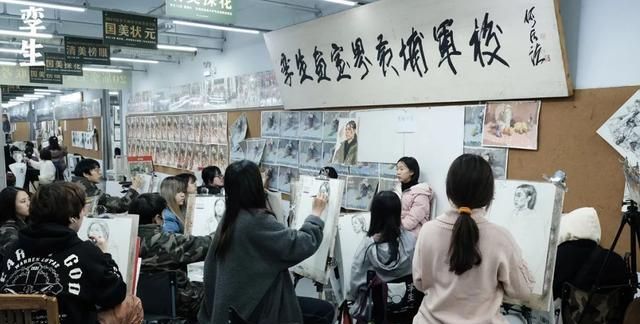 看到美术生的第一张画,大家都笑了,直到她掏出美院录取通知书……休闲区蓝鸢梦想 - Www.slyday.coM