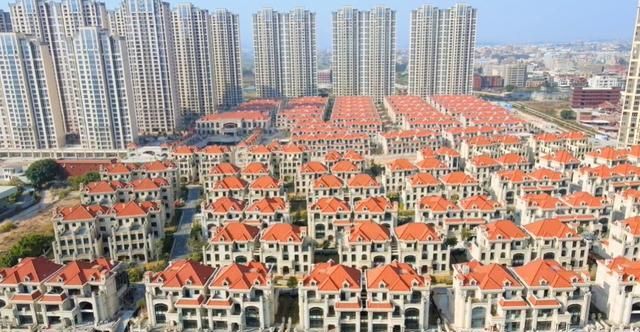 实拍福建一座镇子上的富人区,别墅1000万起步,每年物业费4万|安海镇|别墅区|环境_新浪新闻