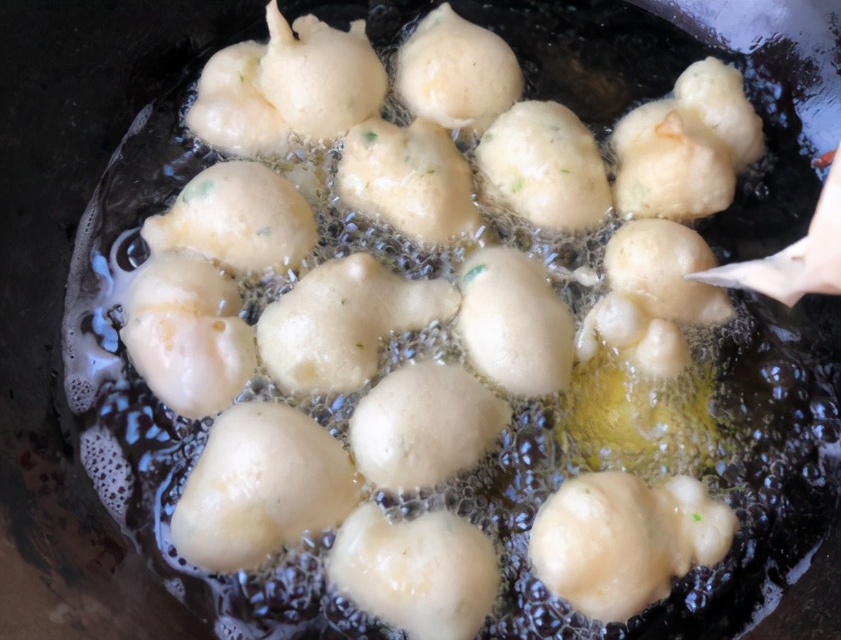 1碗开水倒入鸡蛋里,酥脆香软鼓大泡,我家一周吃5次,特解馋