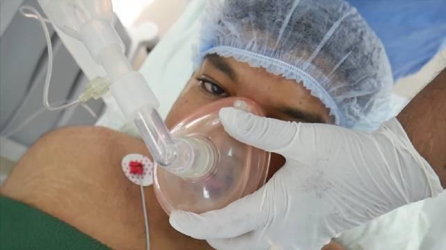 术前,医生对这位患者进行了七氟烷的吸入麻醉,大家一起计时