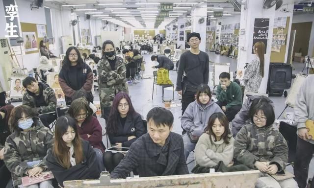 看到美术生的第一张画,大家都笑了,直到她掏出美院录取通知书……休闲区蓝鸢梦想 - Www.slyday.coM