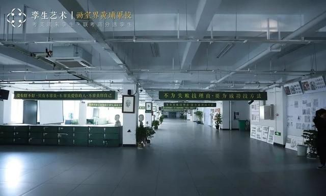 看到美术生的第一张画,大家都笑了,直到她掏出美院录取通知书……休闲区蓝鸢梦想 - Www.slyday.coM