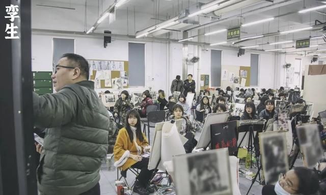 看到美术生的第一张画,大家都笑了,直到她掏出美院录取通知书……休闲区蓝鸢梦想 - Www.slyday.coM