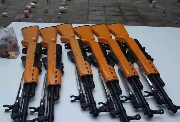 10岁男孩往井盖里扔鞭炮，瞬间爆炸，炸飞5米外……休闲区蓝鸢梦想 - Www.slyday.coM