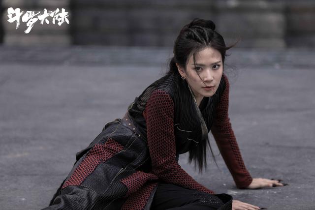其中饰演清冷美人 朱竹清 的新人演员刘美彤就凭借其在线演技与动人