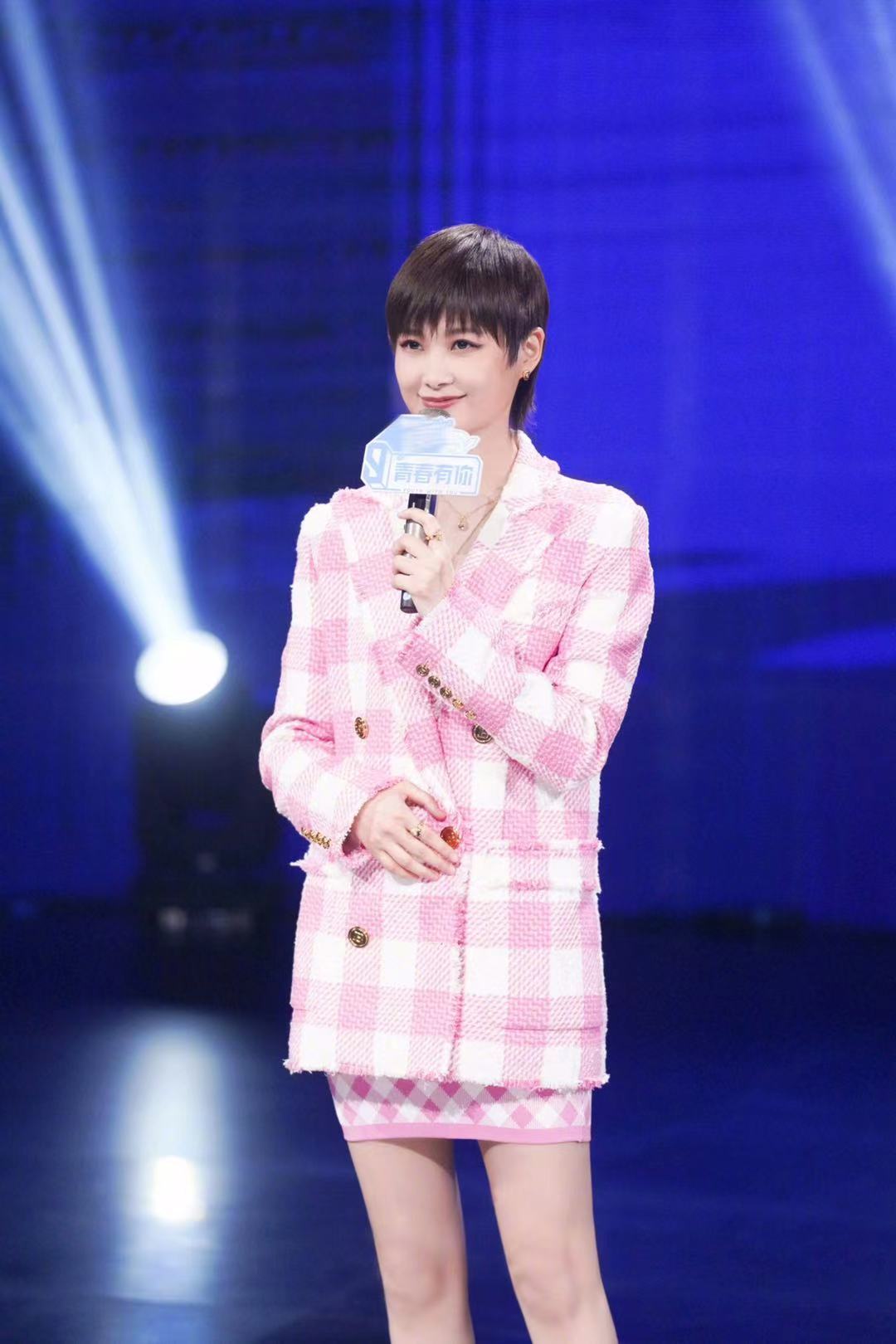 春季学李宇春穿粉色西装搭配运动鞋,看似简单却很少女