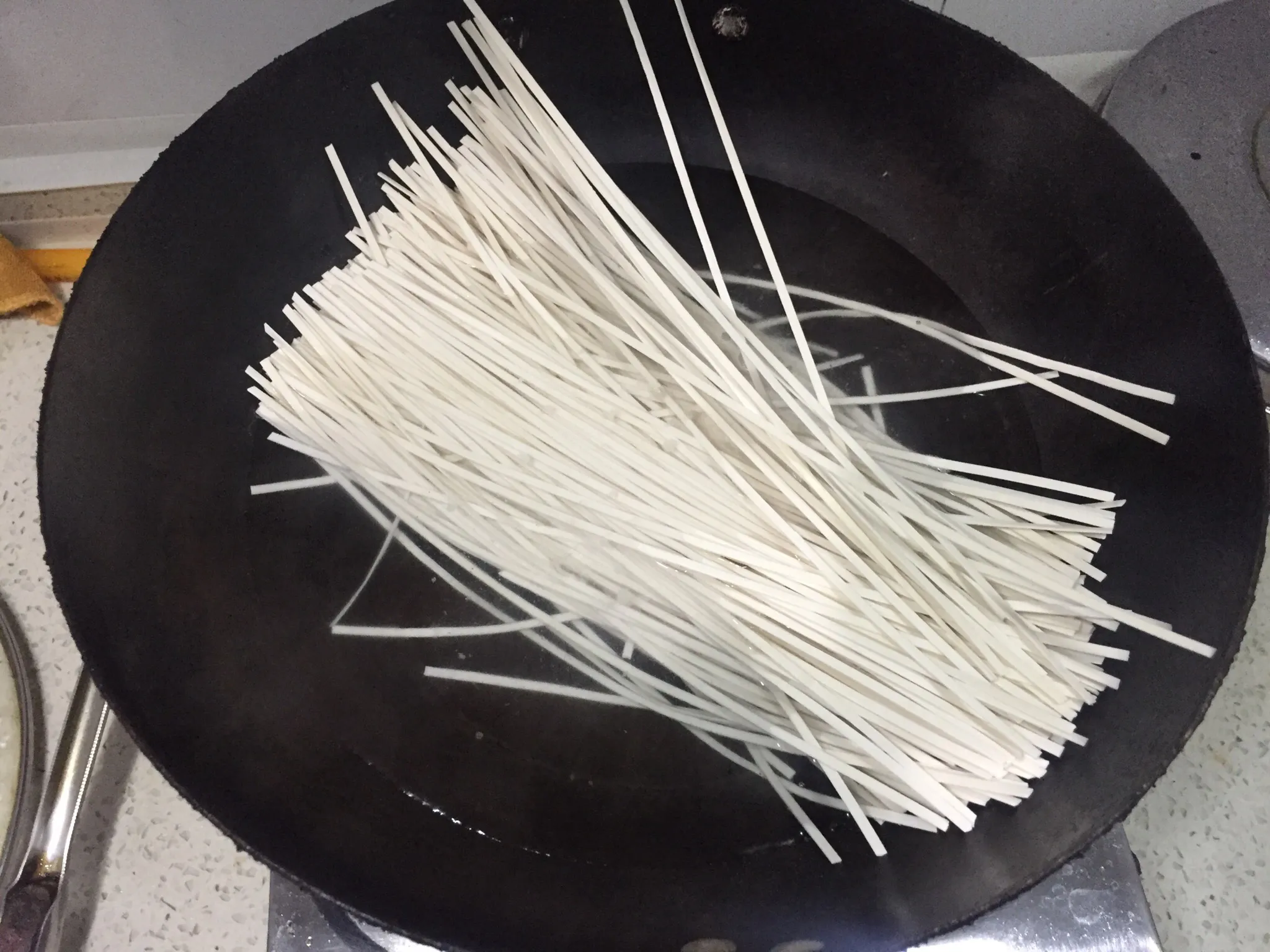 煮面条最怕水开下锅,面馆老板:教你这3步,保证面条筋道又爽滑