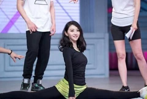 杨超越的一字马勉强青簪锁三千超浪漫