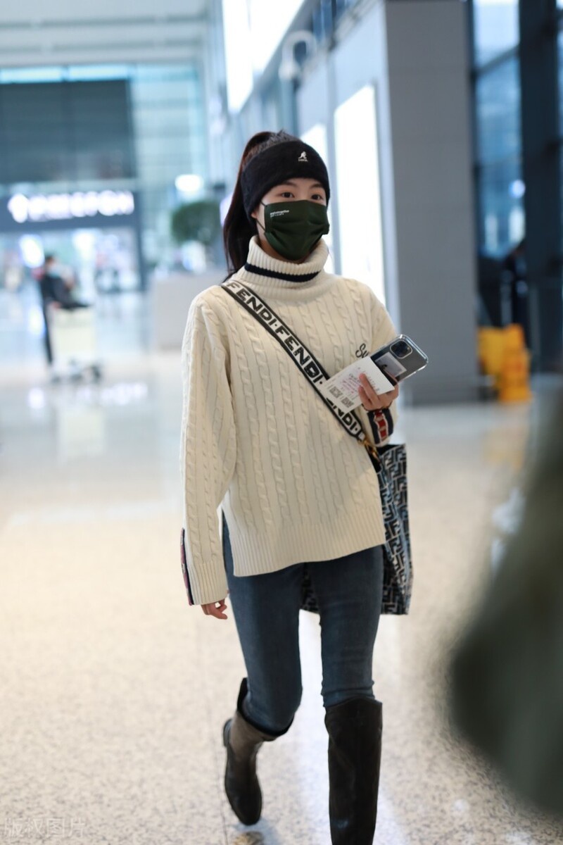 孙芮戴发带酷炫十足现身机场,穿白色高领针织衫搭配牛仔裤身材好