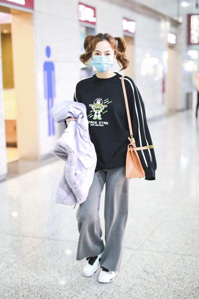 其实吴昕的穿搭总是很简约,简单,但是同样又很减龄.