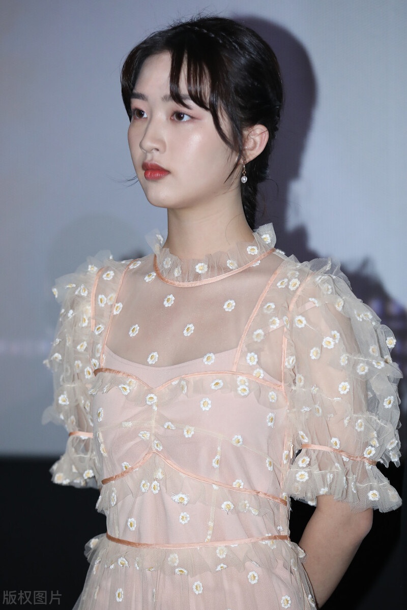 邓恩熙出席少女佳禾首映现场穿一袭浅粉色连衣裙又美又可爱