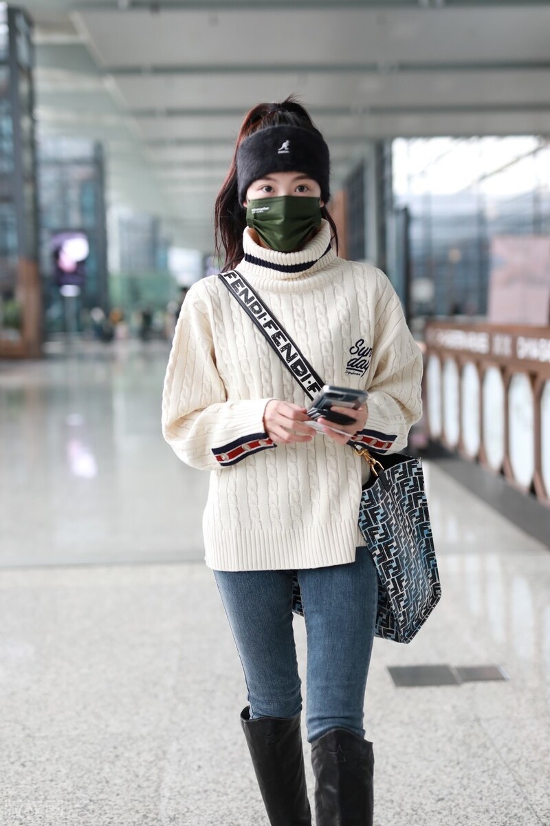 孙芮戴发带酷炫十足现身机场,穿白色高领针织衫搭配牛仔裤身材好